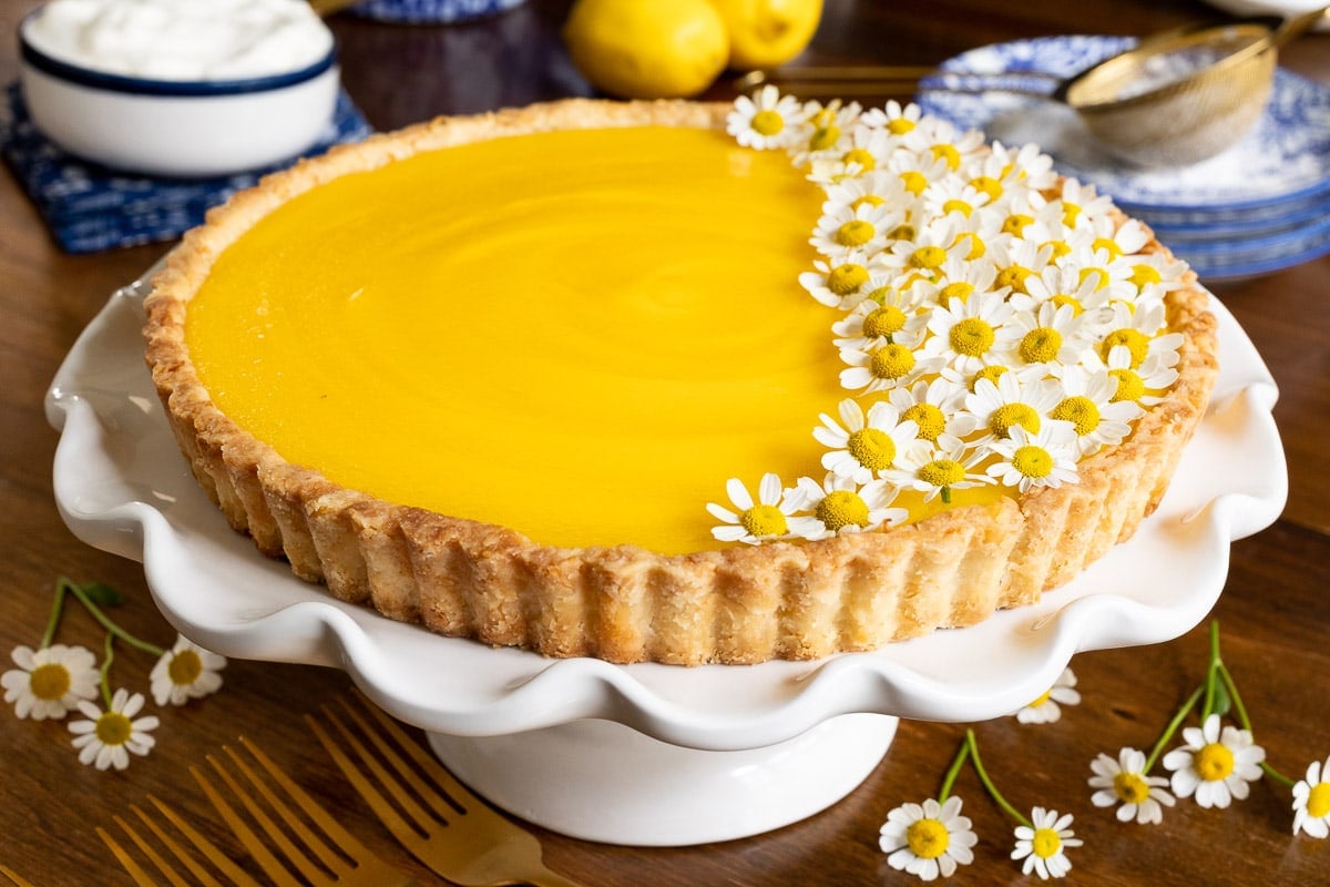 Part de tarte au citron classique sur une assiette